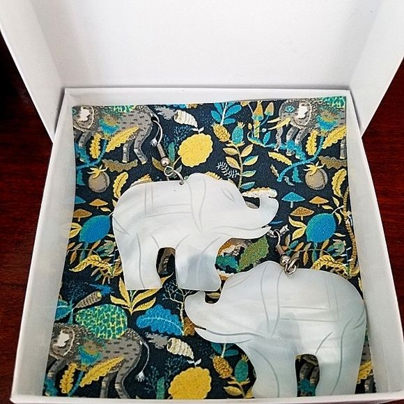 Mother of Pearl Shell Hand Carved Elephant Earring - Picture 3 of 10